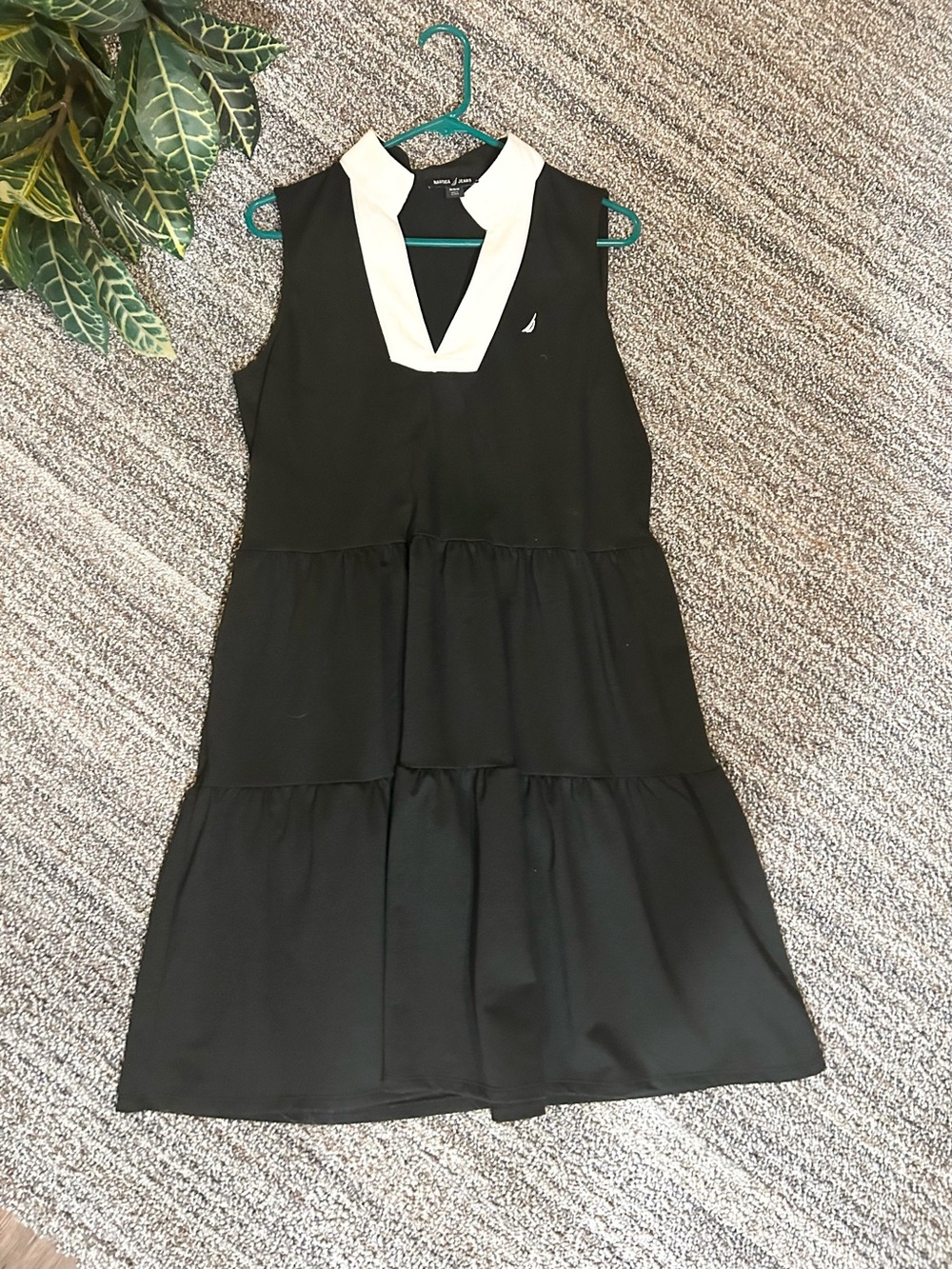 Nautica Black Sleeveless Tiered Dress with White Twill V-Neck Collar (M)